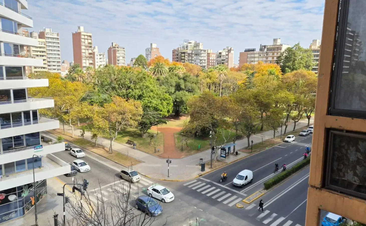 Departamento de 3 dormitorios con cochera frente a Plaza López. Patio exclusivo, quincho y pileta. 1