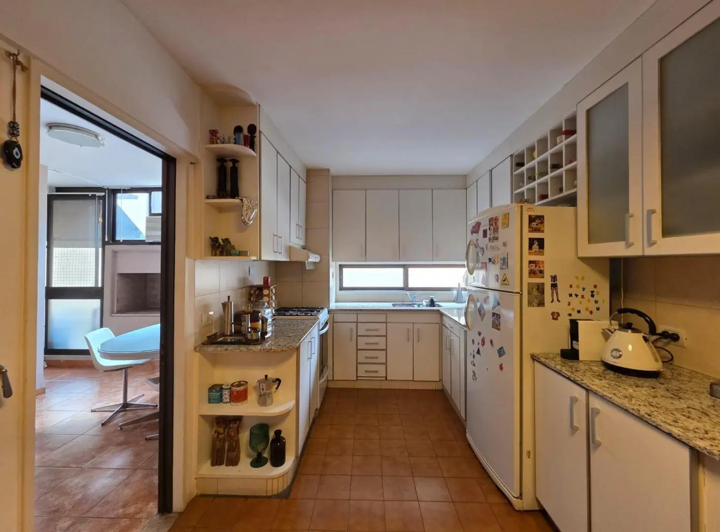 Departamento de 3 dormitorios con cochera frente a Plaza López. Patio exclusivo, quincho y pileta. 3