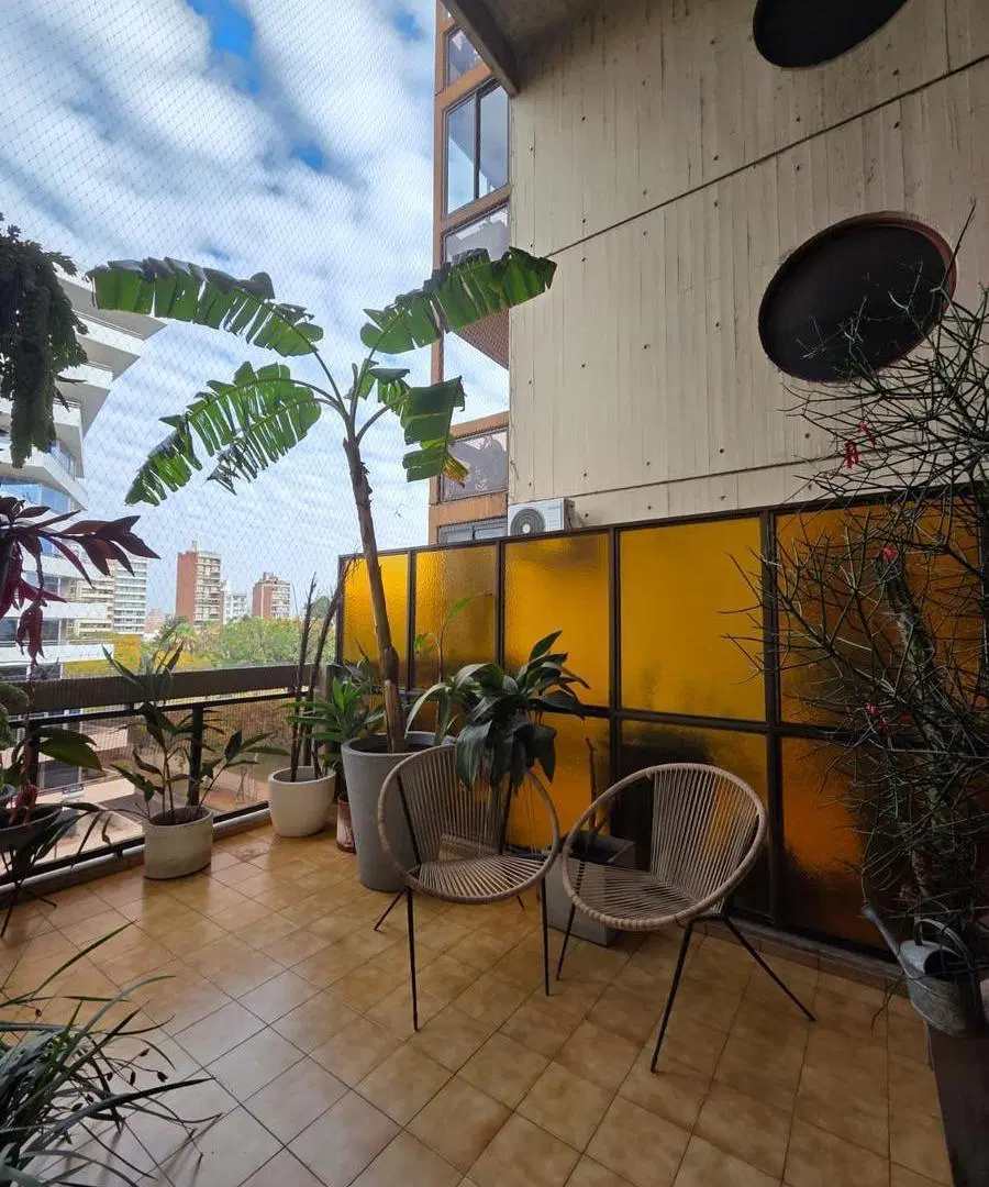 Departamento de 3 dormitorios con cochera frente a Plaza López. Patio exclusivo, quincho y pileta. 5