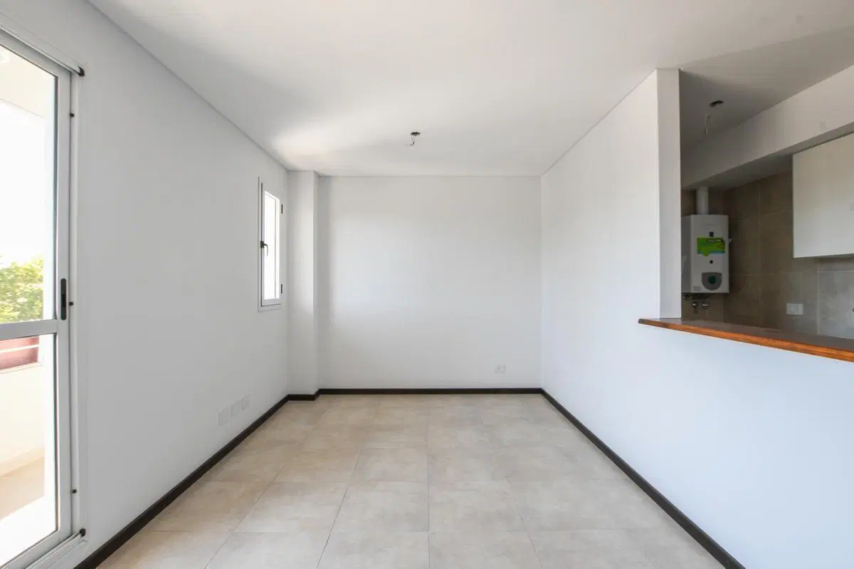 Departamento en Pichincha con amplio balcón al frente 2