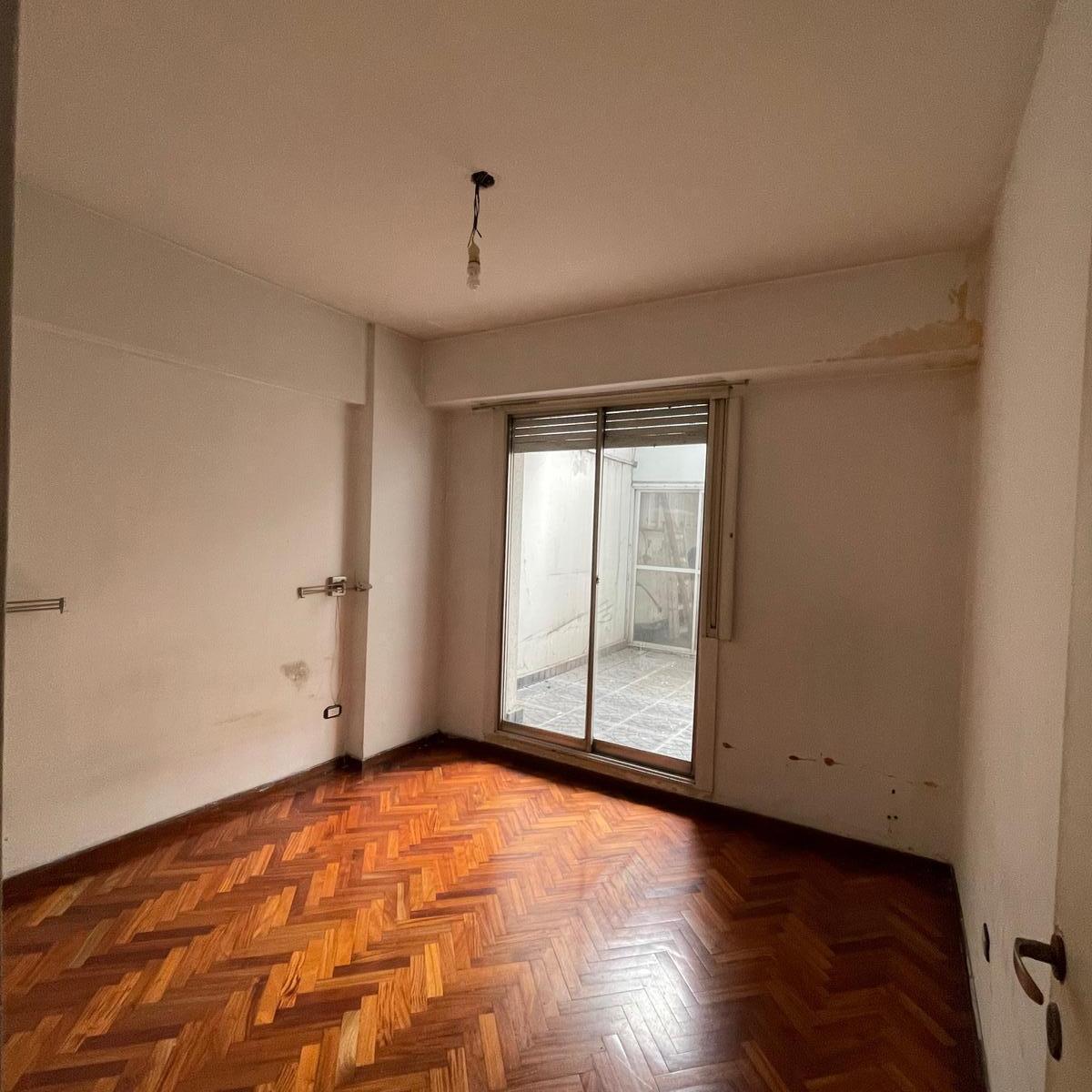 Departamento Avda. Entre Rios 1200 en excelente estado con patio y quincho con parrilla