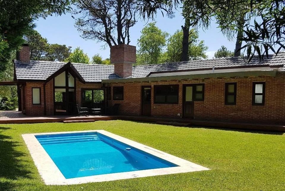Cod 8 Venta / Alquiler USD 310.000.- a 2 cuadras de la playa