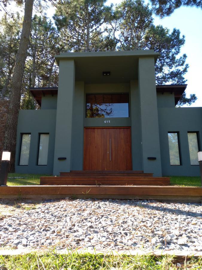 Foto de Cod 469 Venta y alquiler / Paraíso y Charata USD 420.000.-, imagen 1