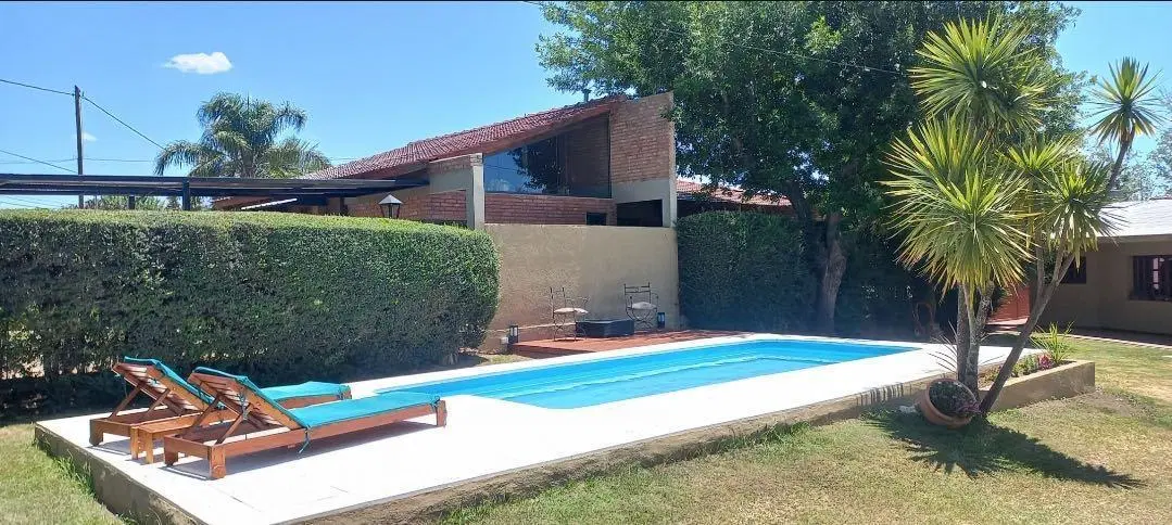 Casa  en venta en villa carlos Paz con gran terreno 2