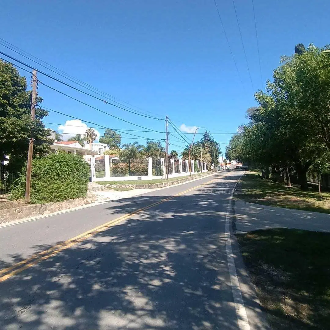 Lote con bajada al Lago 8