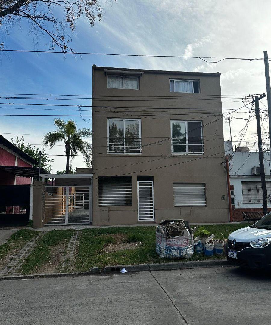 CASA TIPO PH DE 3 AMBIIENTES HURLINGHAM.