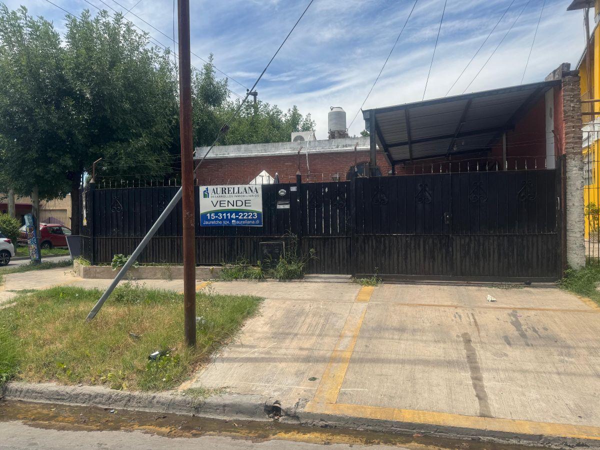 Casa en Venta de 4 Ambientes+ local - Hurlingham