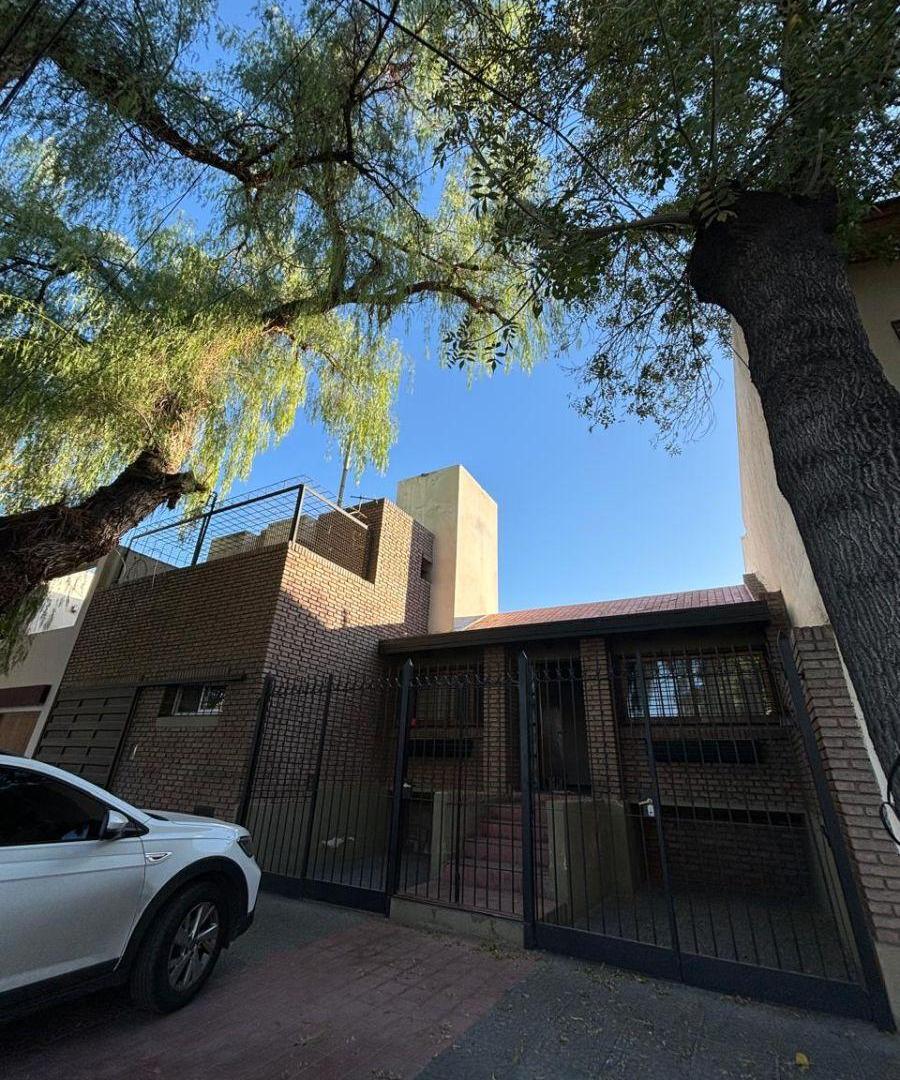 FORZA VENDE - CASA DE CATEGORIA, SEXTA SECCION, CIUDAD. CUATRO HAB, TRES BAÑOS, PILETA, CHURRASQUERA