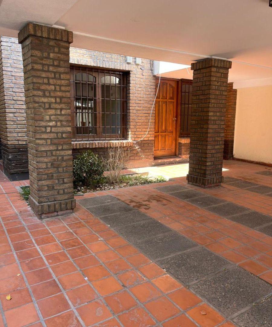 Foto de FORZA VENDE - CASA DE CATEGORIA EN GODOY CRUZ, 430M2 TERRENO / 233M2, imagen 1
