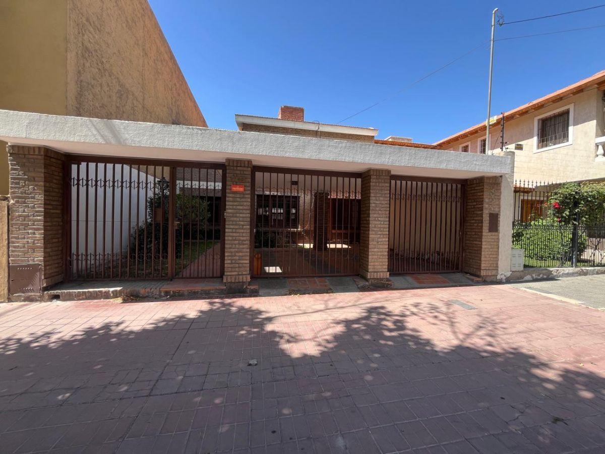 FORZA VENDE - CASA DE CATEGORIA EN GODOY CRUZ, 430M2 TERRENO / 233M2 CUB, PATIO CON PILETA