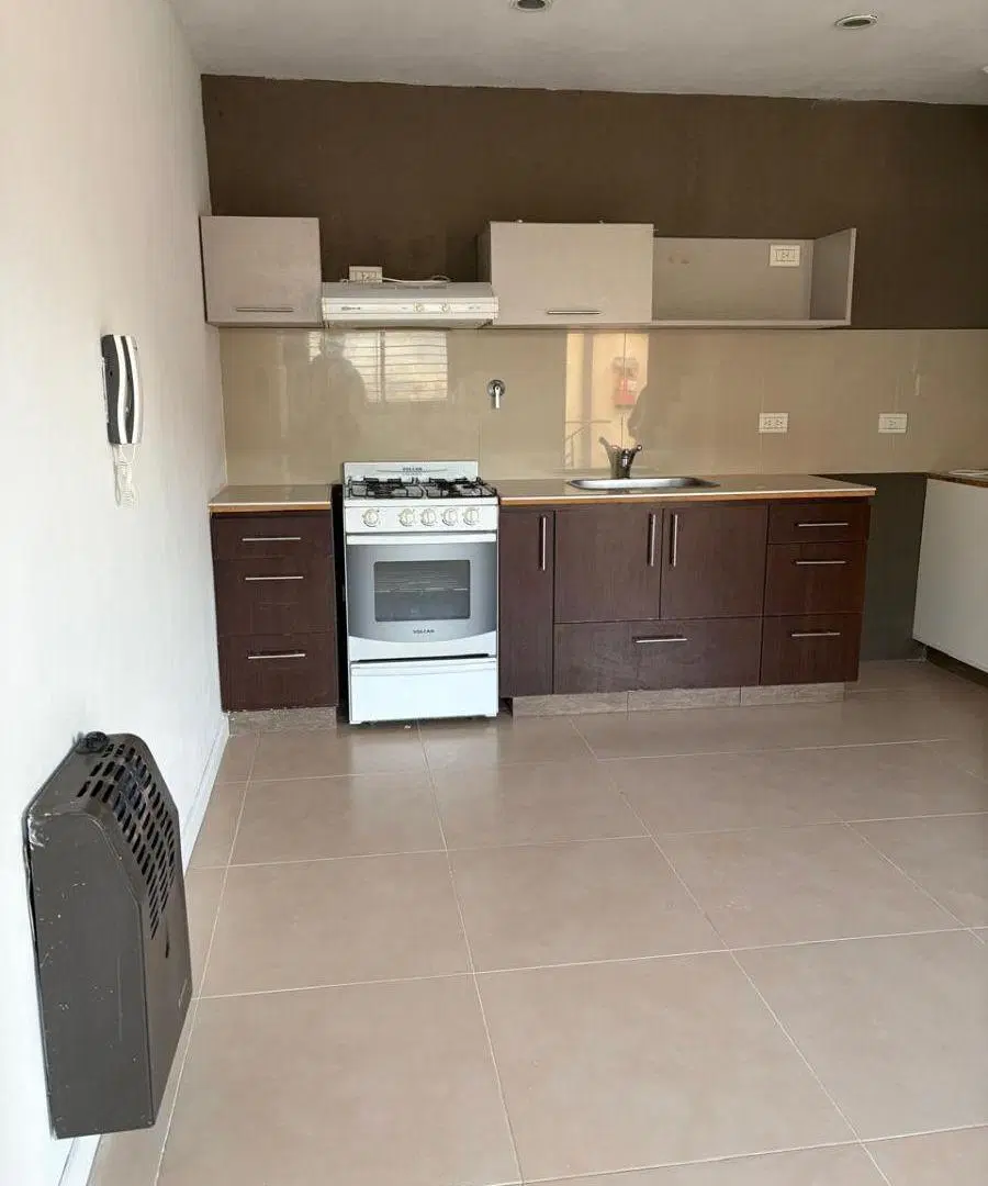 FORZA ALQUILA - DUPLEX EN B° BOMBAL SUR, UN DORM, COCHERA 5