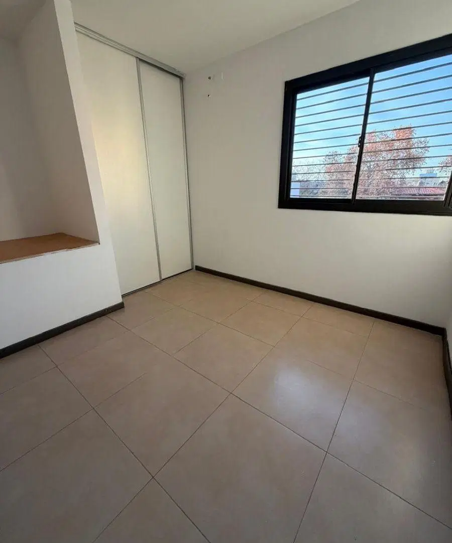 FORZA ALQUILA - DUPLEX EN B° BOMBAL SUR, UN DORM, COCHERA 3