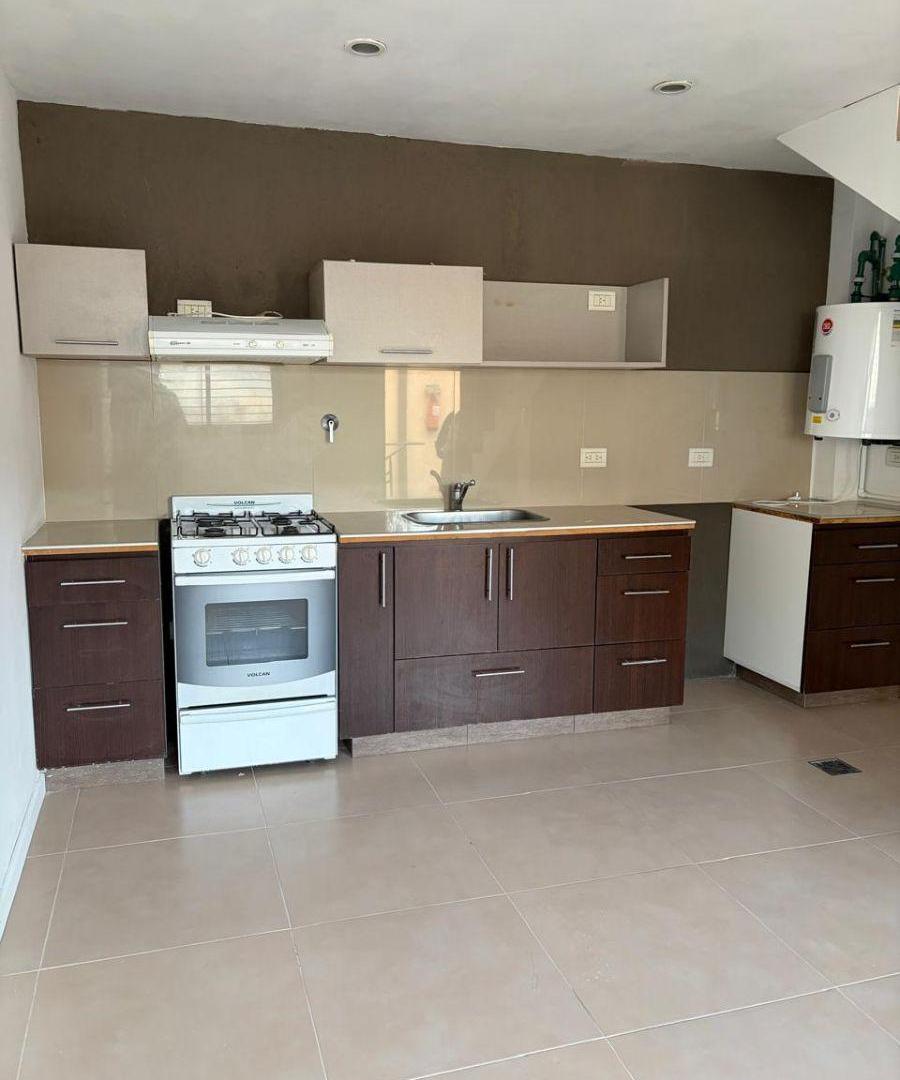 FORZA ALQUILA - DUPLEX EN B° BOMBAL SUR, UN DORM, COCHERA