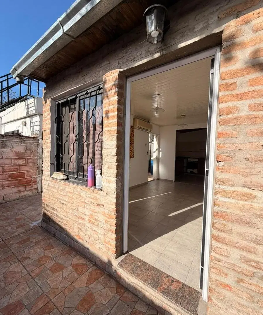 ALQUILER Casa de Pasillo | Dos dormitorios y patio 1