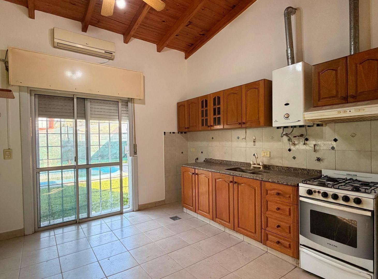 Foto de ALQUILER: Funes, Santa Fe | 2 Dormitorios | Pileta | Cochera, imagen 3