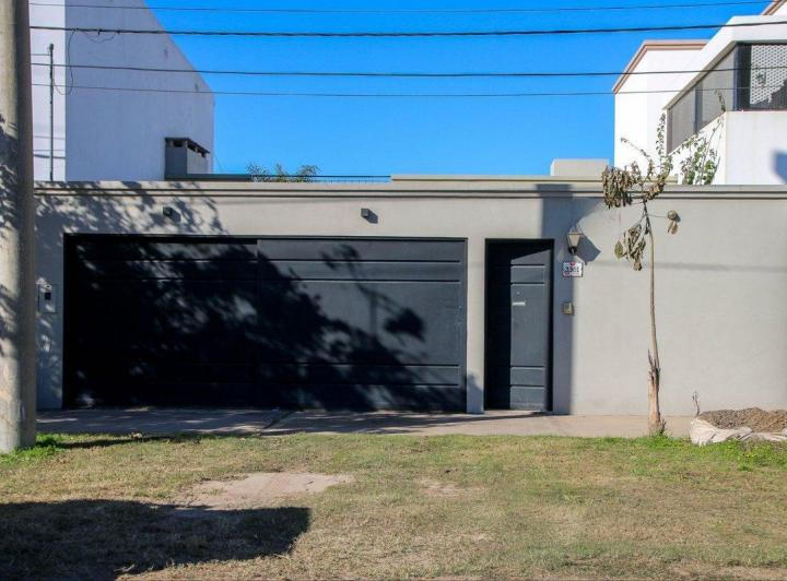 SE VENDE CASA EN BARRIO MARTELOSSI 4
