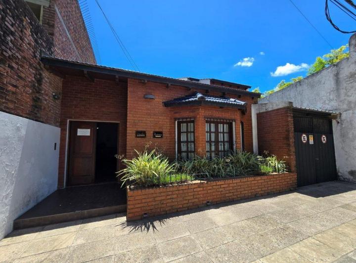 Se vende casa céntrica frente a plaza 25 de Mayo 2