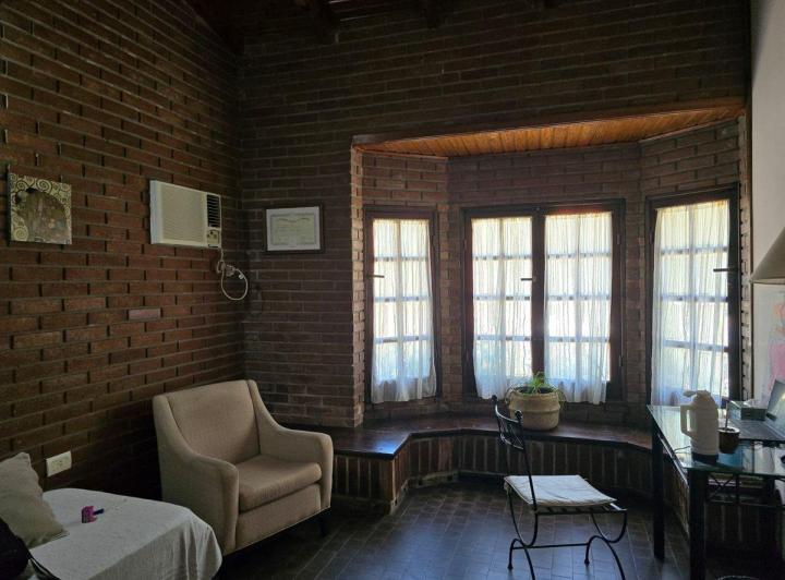 Se vende casa céntrica frente a plaza 25 de Mayo 5