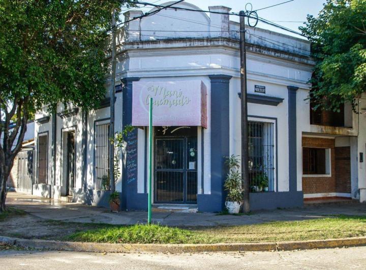 Casa mas local comercial en esquina, Reconquista. 1