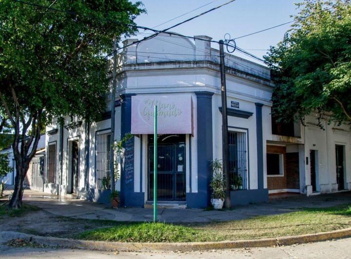 Casa mas local comercial en esquina, Reconquista. 2