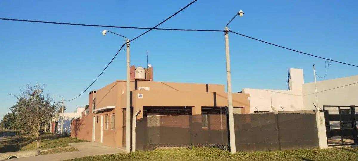 CASA EN VENTA C/PILETA- LOS NARANJOS-RECONQUISTA 4