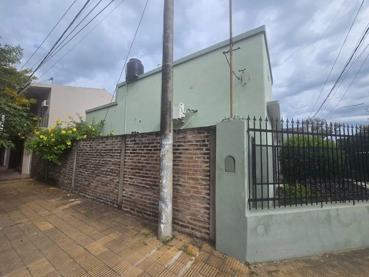 SE VENDE propiedad céntrica en Reconquista 4