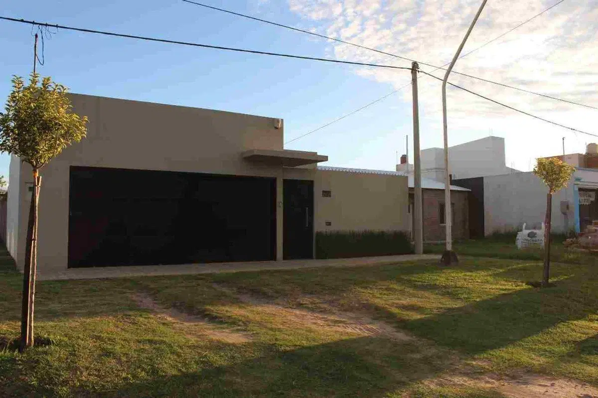 SE VENDE CASA EN BARRIO MARTELOSSI 3