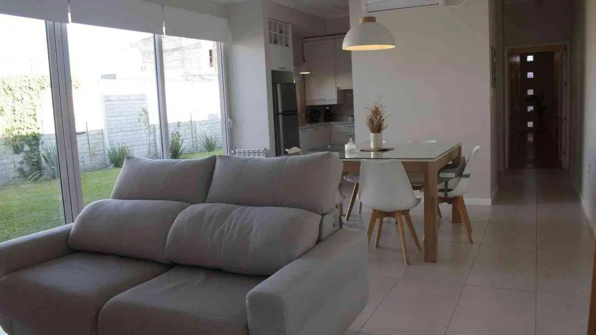 SE VENDE CASA EN BARRIO MARTELOSSI 4