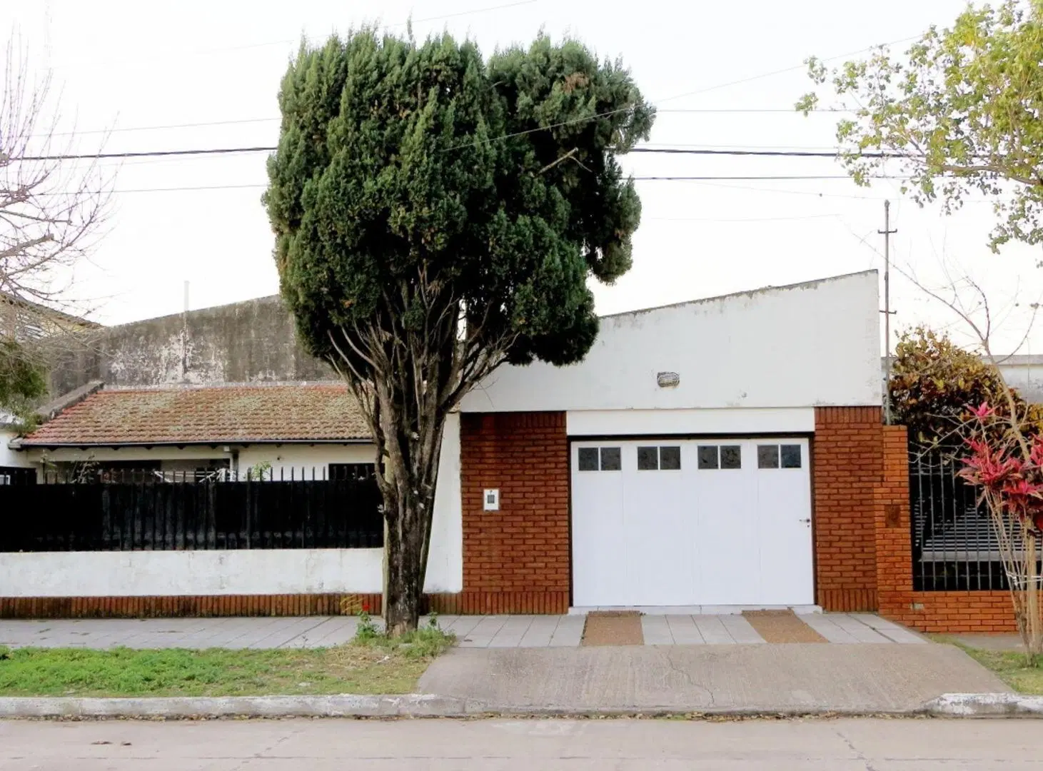 SE VENDE CASA CON UN DEPARTAMENTO EN RECONQUISTA 2