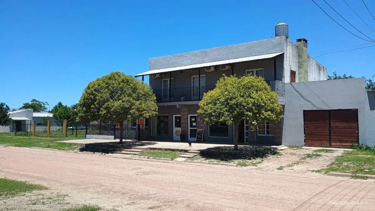 CASA 3 DORMITORIOS CON DOS LOCALES COMERCIALES 2