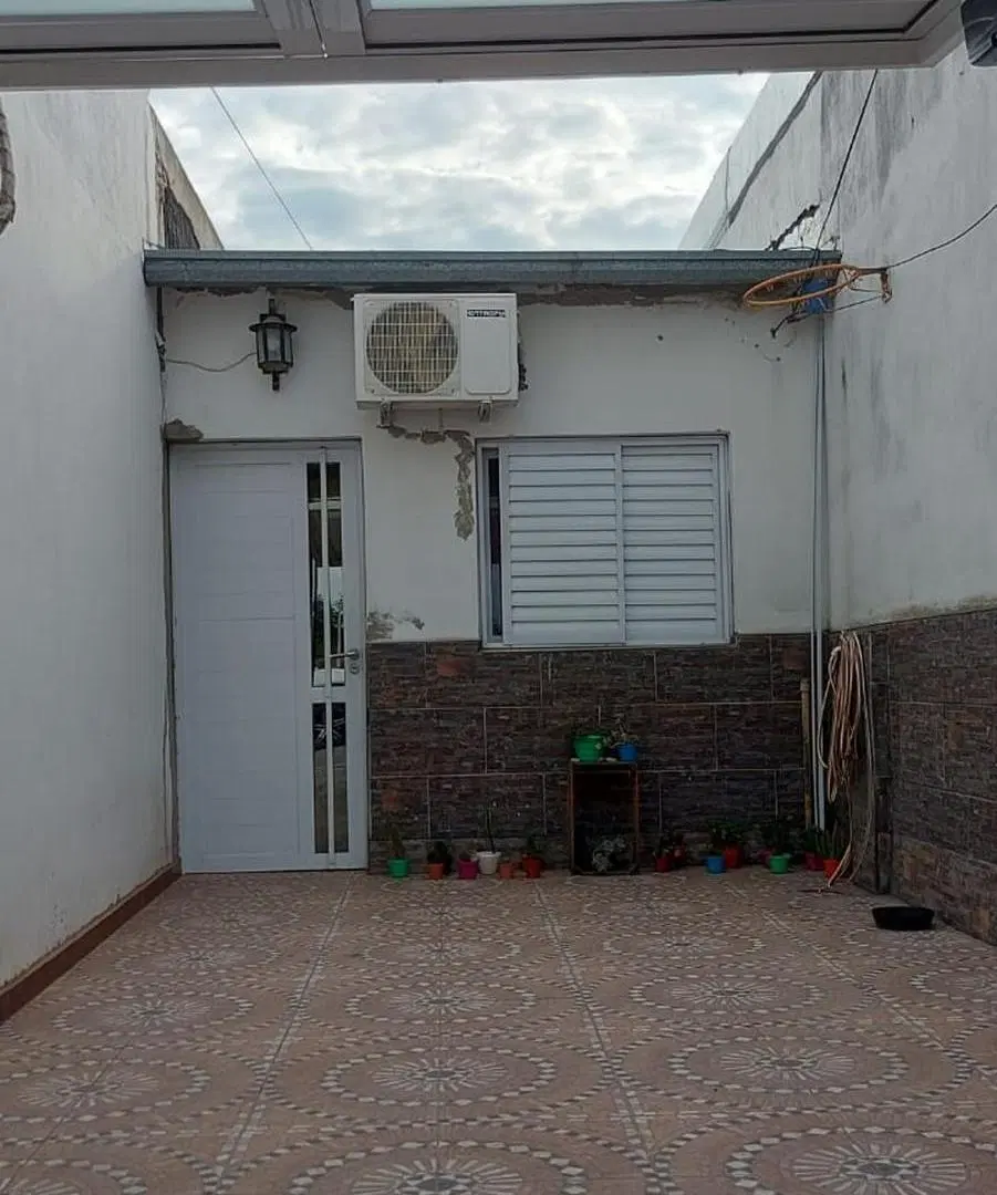 En VENTA Complejo de 3 deptos y 1 local comercial. 2