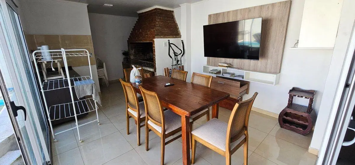 En VENTA Complejo de 3 deptos y 1 local comercial. 4