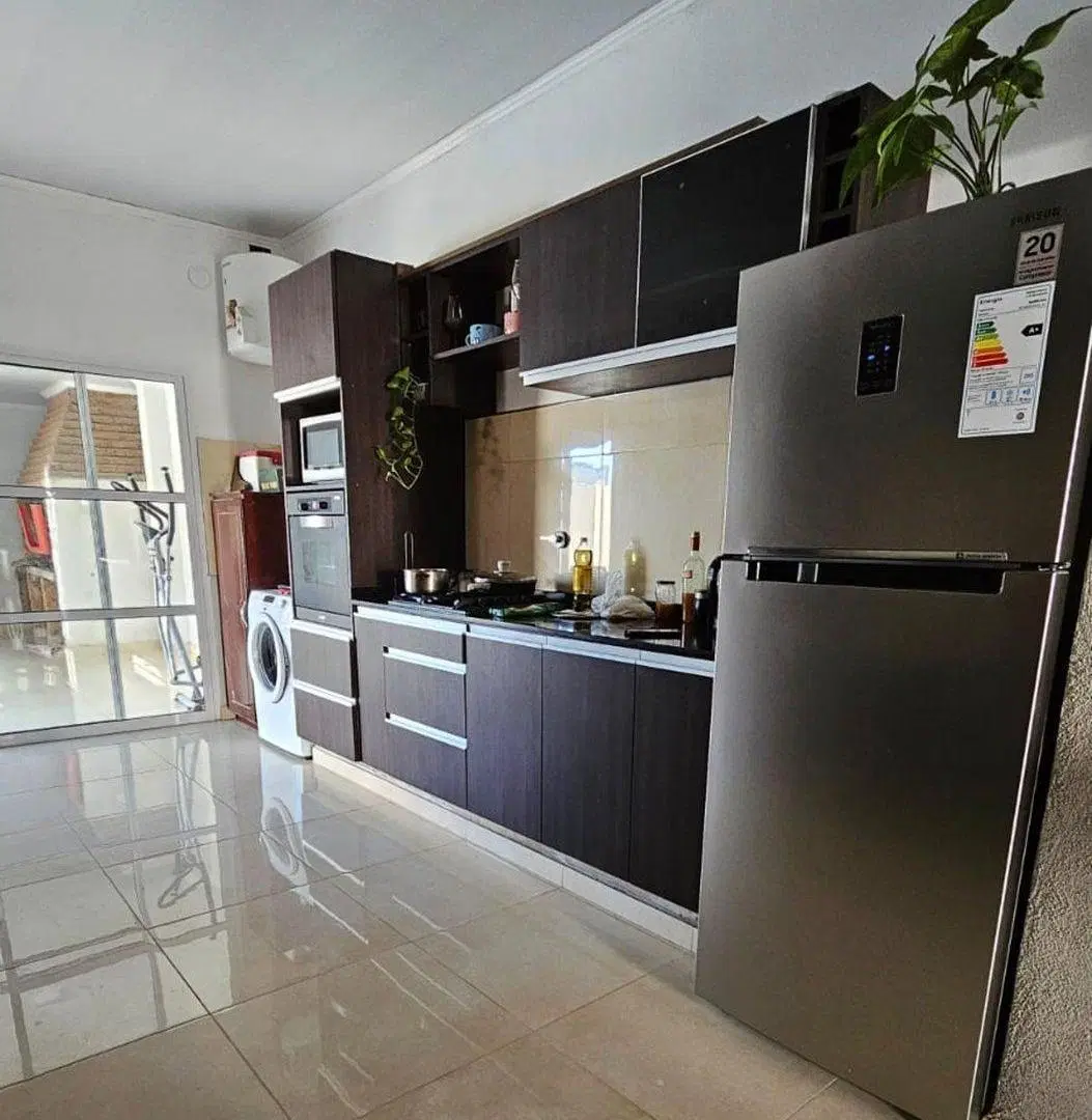 En VENTA Complejo de 3 deptos y 1 local comercial. 3