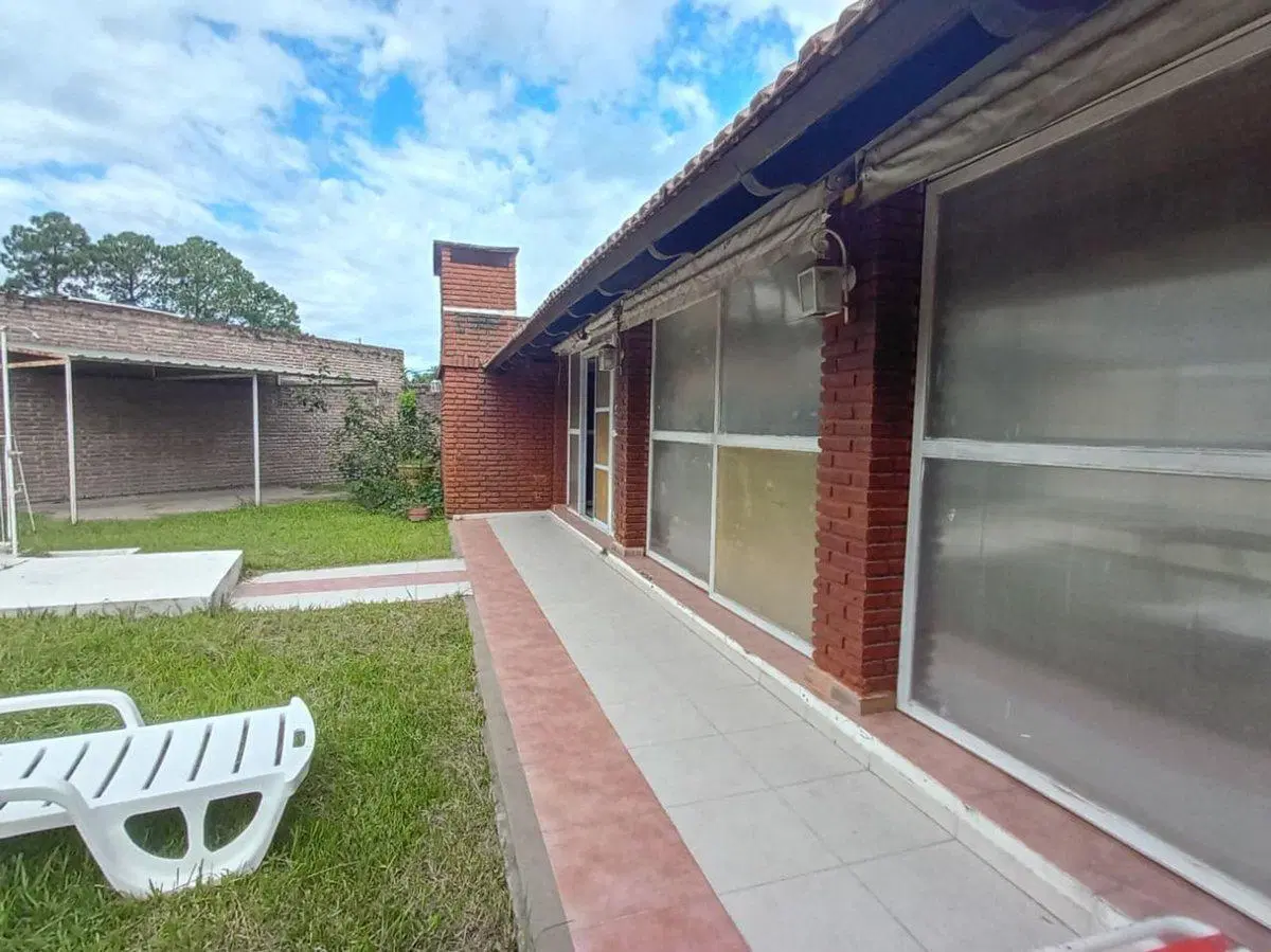 SE ALQUILA CASA  CON PILETA 2