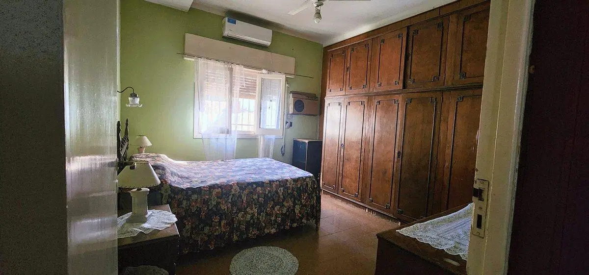 Se vende casa con Dpto y local en Reconquista 2
