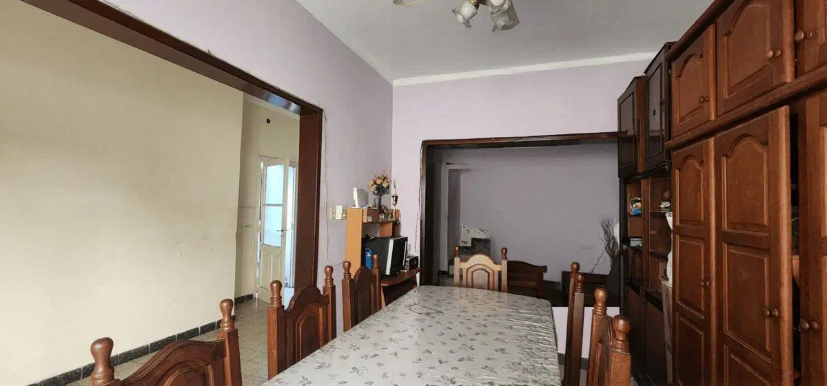 Se vende casa con Dpto y local en Reconquista 3
