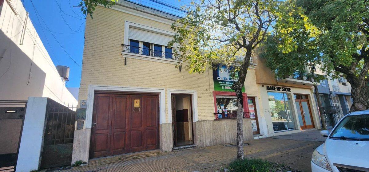 Se vende casa con Dpto y local en Reconquista