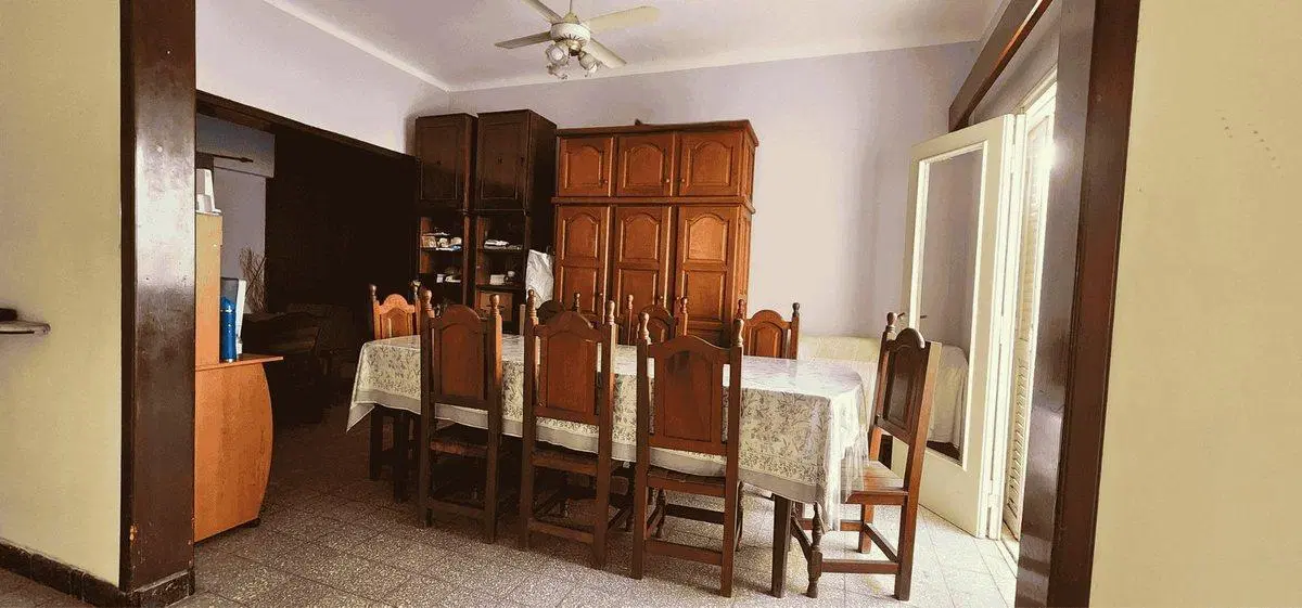 Se vende casa con Dpto y local en Reconquista 5
