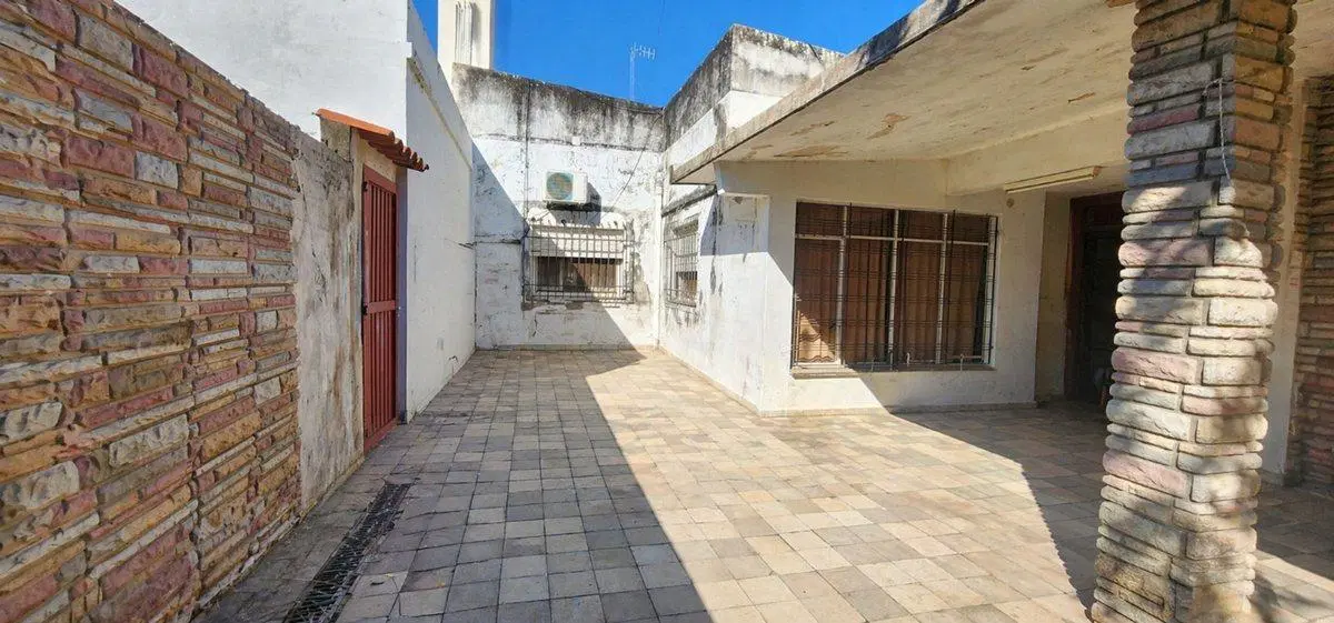 Se vende casa con Dpto y local en Reconquista 4