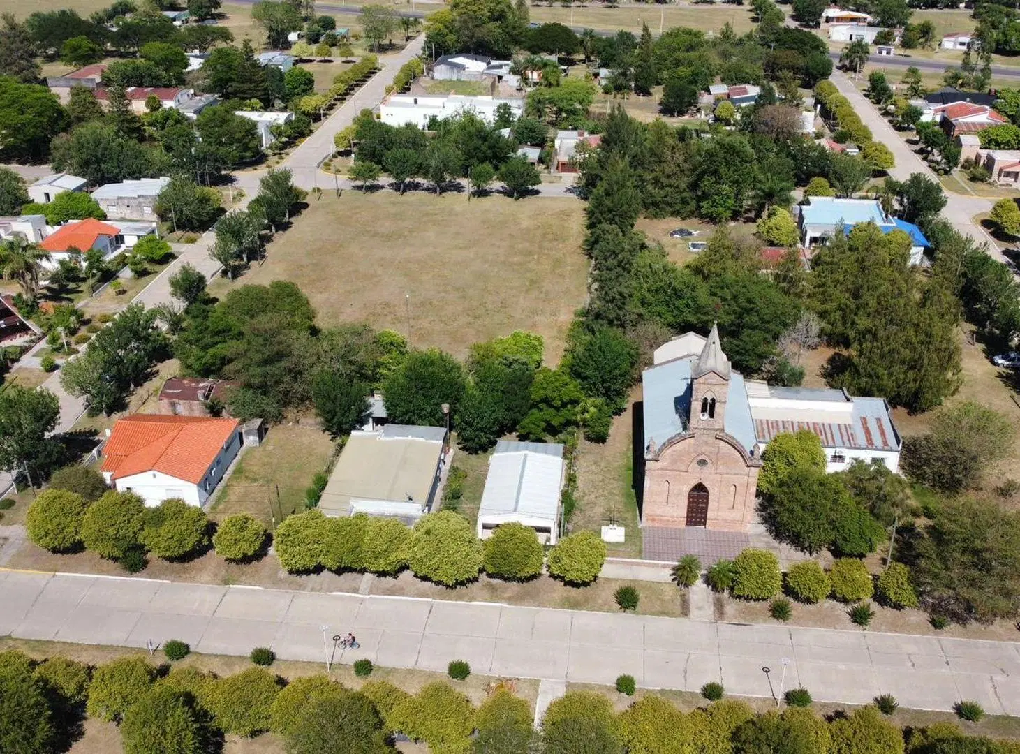 Se VENDE terreno en el centro de Las Garzas 4