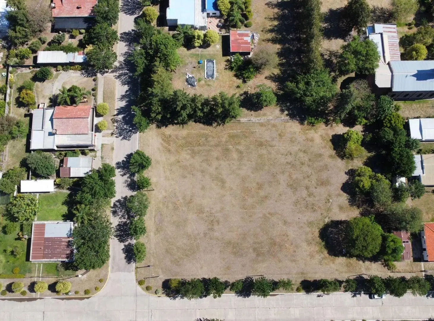 Se VENDE terreno en el centro de Las Garzas 8