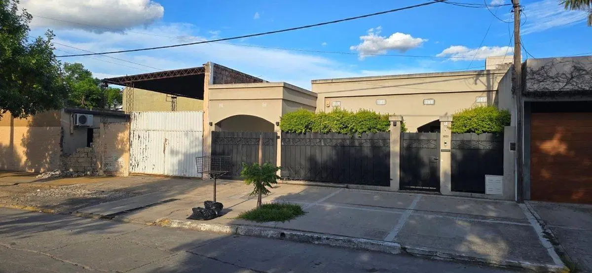 SE VENDE CASA DENTRO DE LOS 4 BVS, RECONQUISTA 5