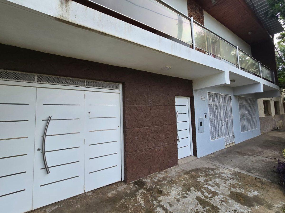 Se vende casa en planta alta con dos locales