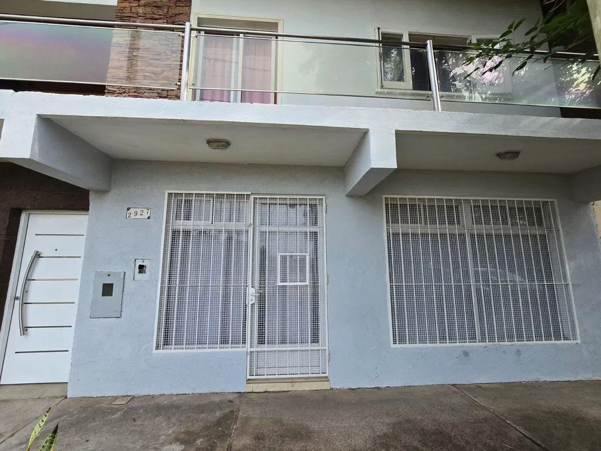 Se vende casa en planta alta con dos locales 8