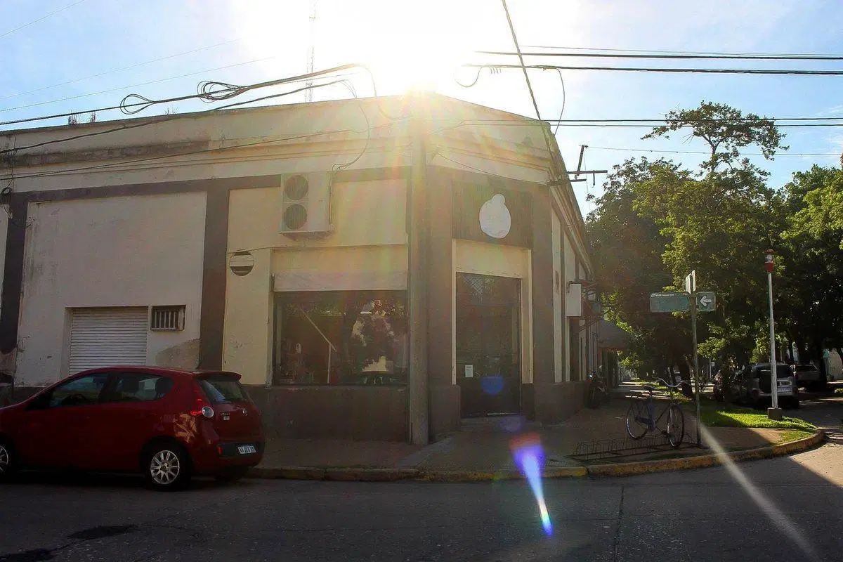 SE VENDE LOCAL COMERCIAL Y VIVIENDA EN LOS BLVR. 2