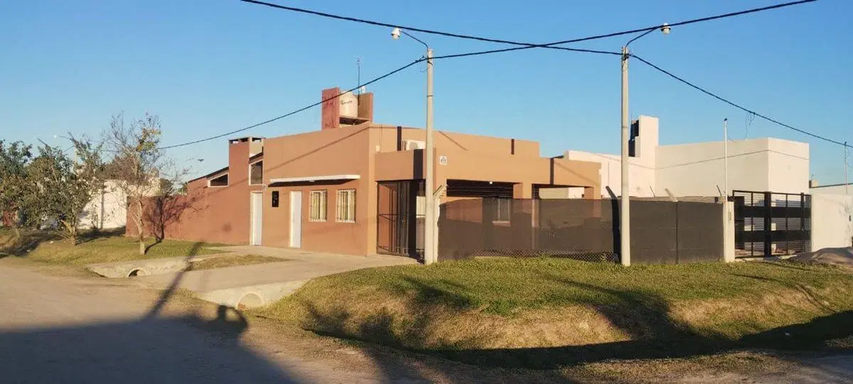 CASA EN VENTA C/PILETA- LOS NARANJOS-RECONQUISTA 5