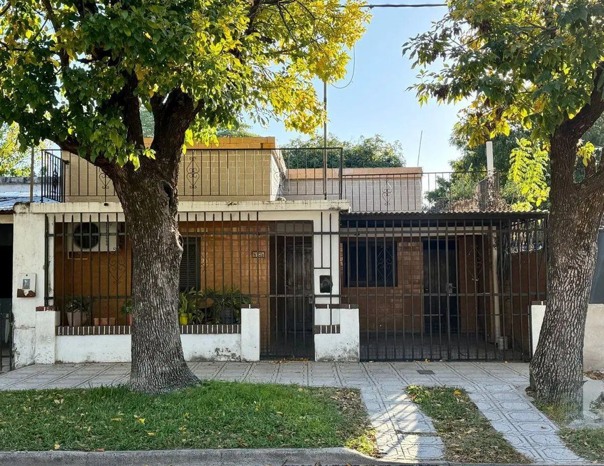 Se vende casa a refaccionar dentro de los Bv. 4
