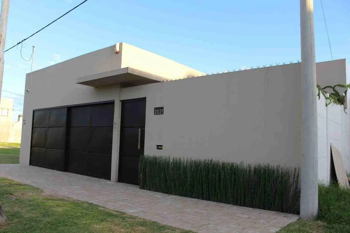 SE VENDE CASA EN BARRIO MARTELOSSI 4