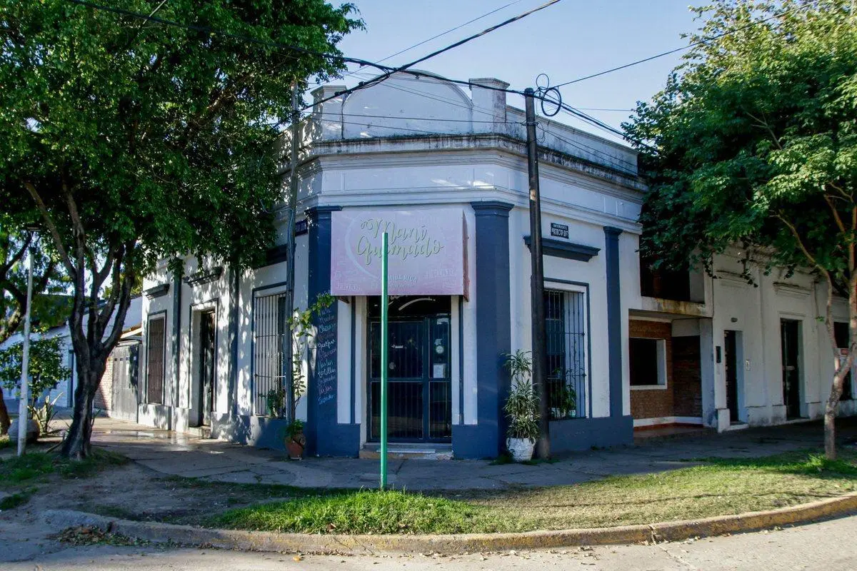 Casa mas local comercial en esquina, Reconquista. 3