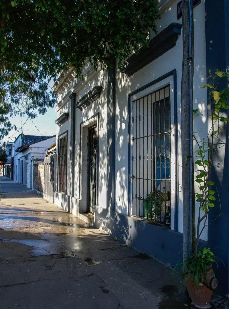 Casa mas local comercial en esquina, Reconquista. 4